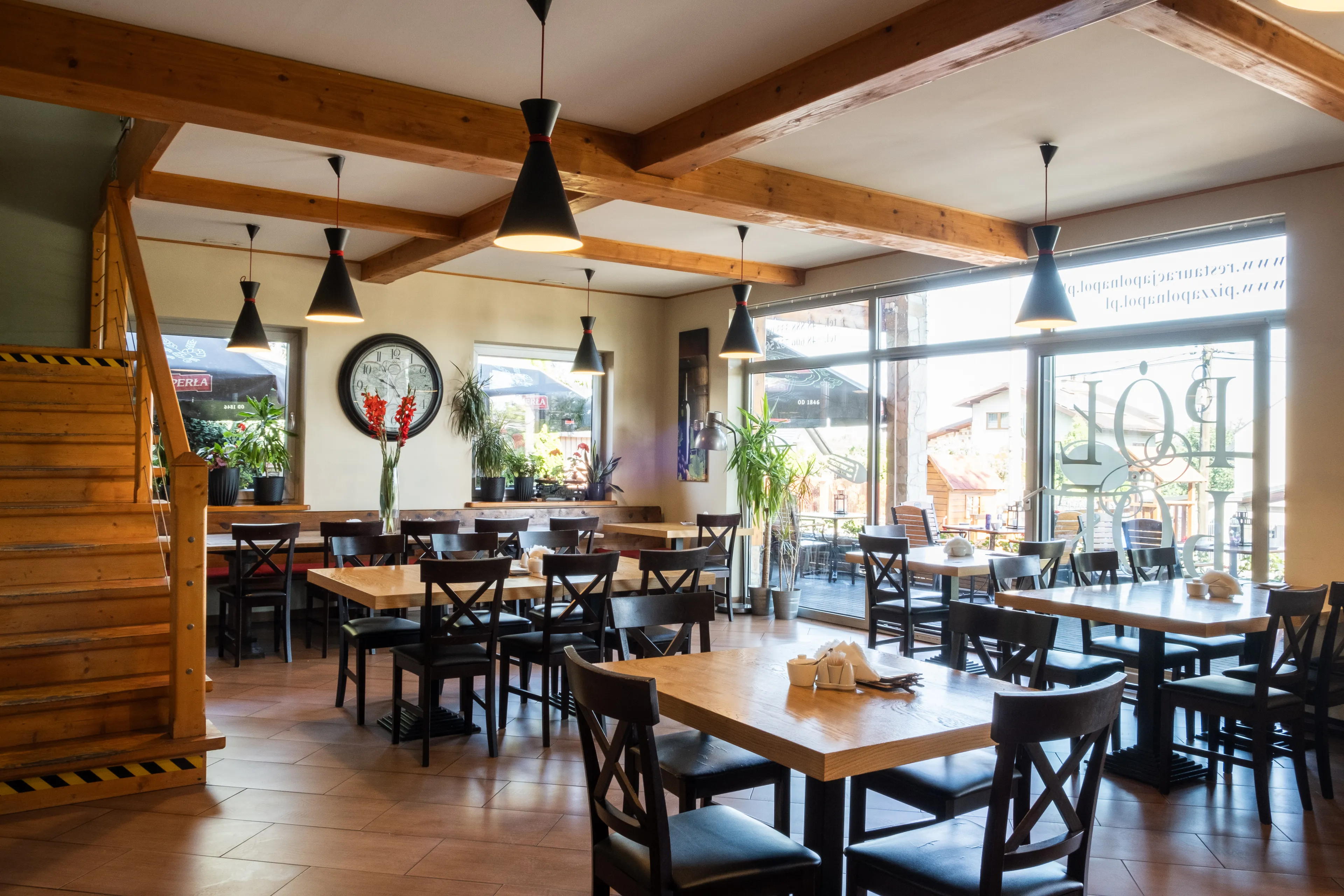 Wnętrze restauracji Pół na Pół w Krakowie – przytulna atmosfera